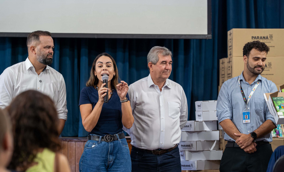 ntrega de kits escolares para APAE's