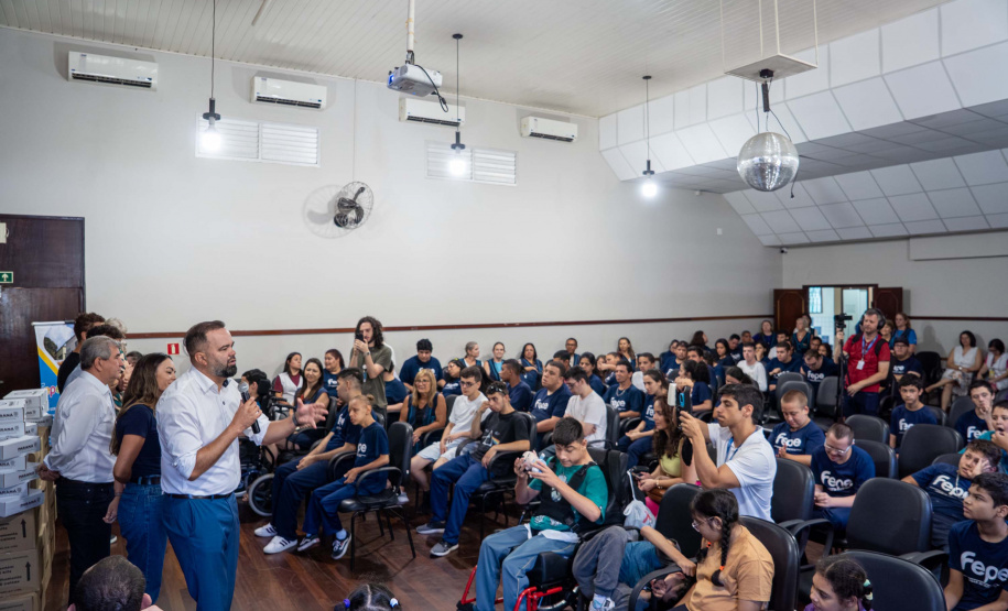 ntrega de kits escolares para APAE's