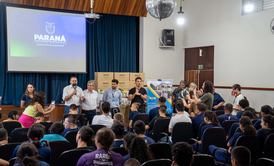 ntrega de kits escolares para APAE's