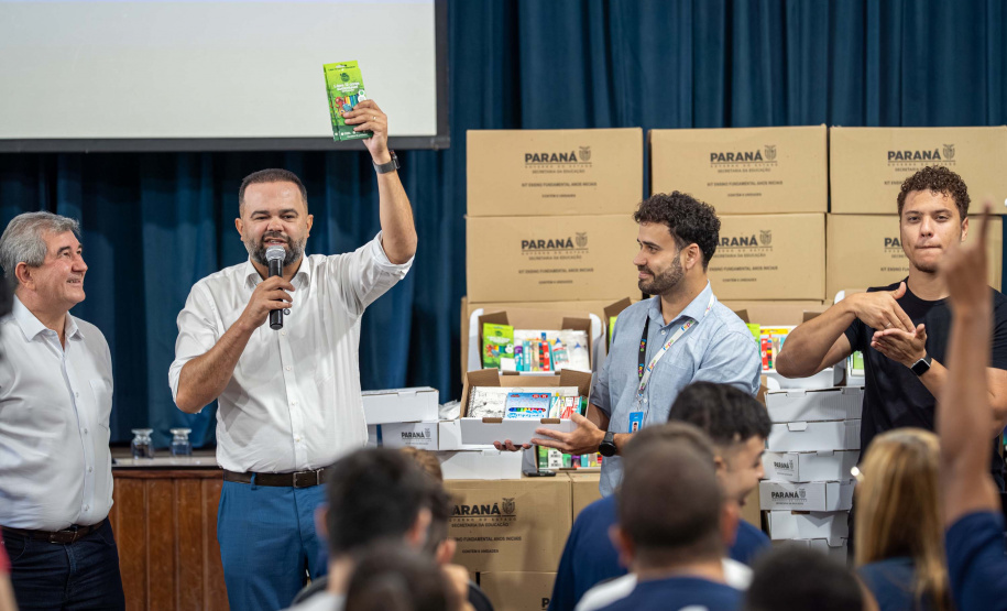 ntrega de kits escolares para APAE's