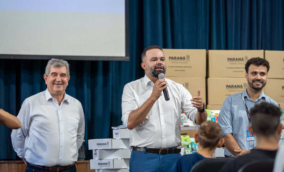 ntrega de kits escolares para APAE's