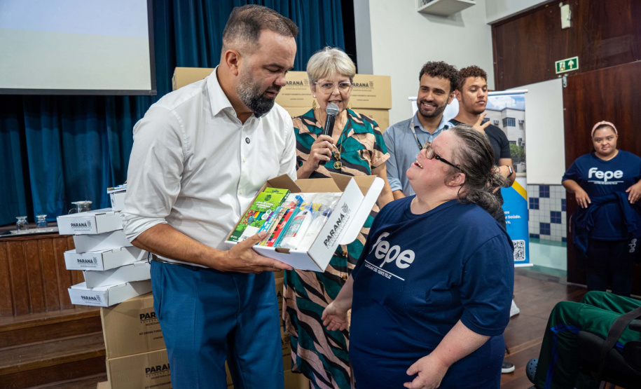 ntrega de kits escolares para APAE's