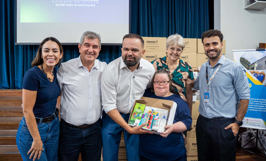 ntrega de kits escolares para APAE's