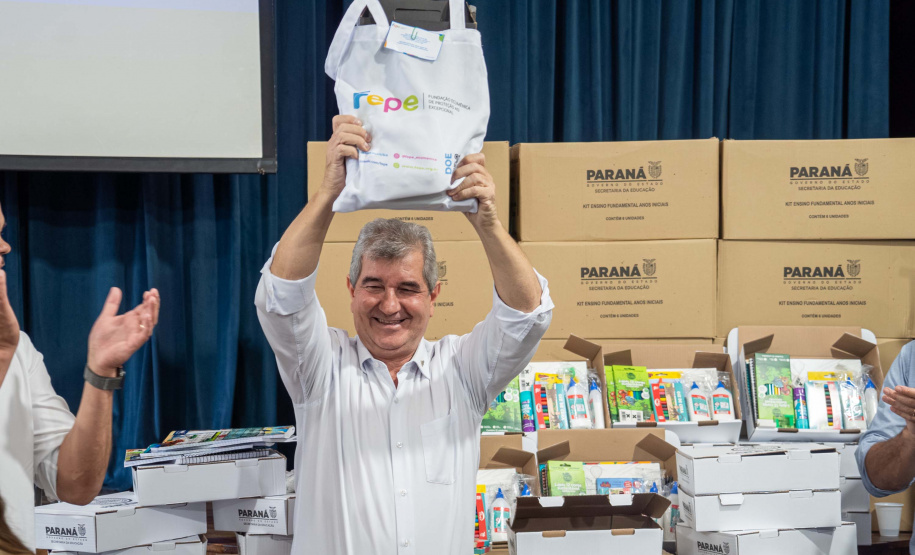 ntrega de kits escolares para APAE's