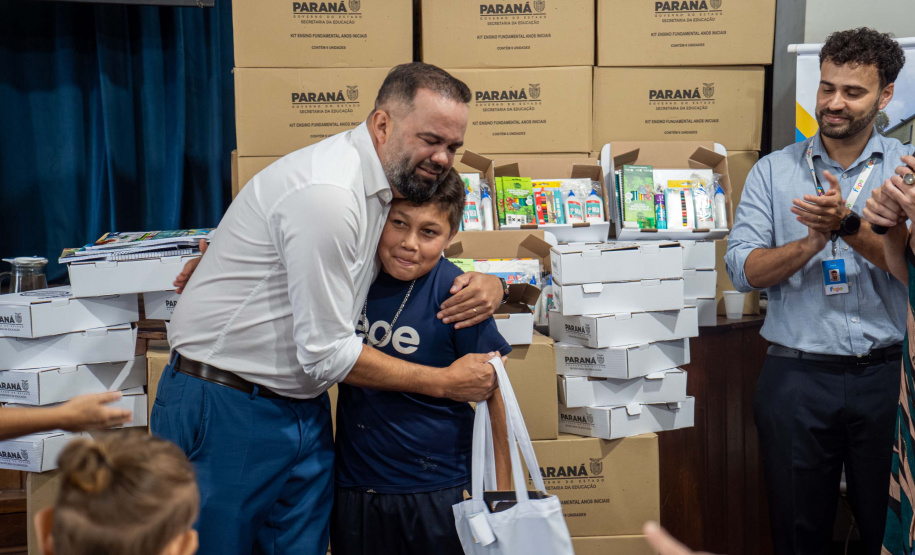 ntrega de kits escolares para APAE's