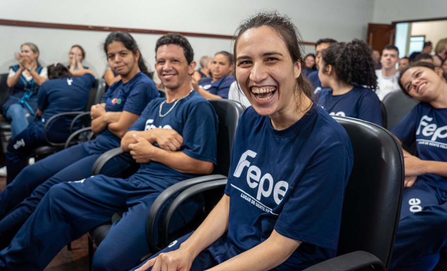 ntrega de kits escolares para APAE's