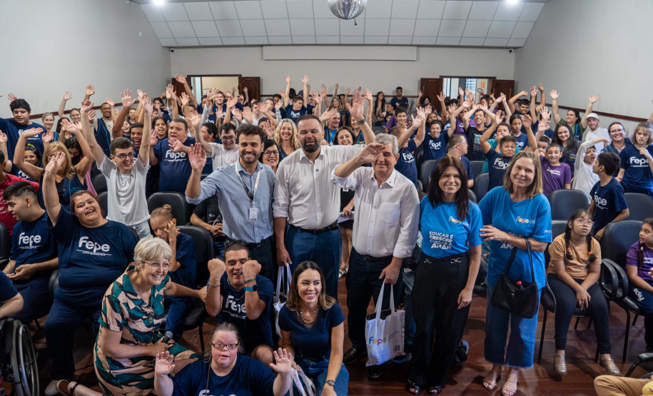 ntrega de kits escolares para APAE's