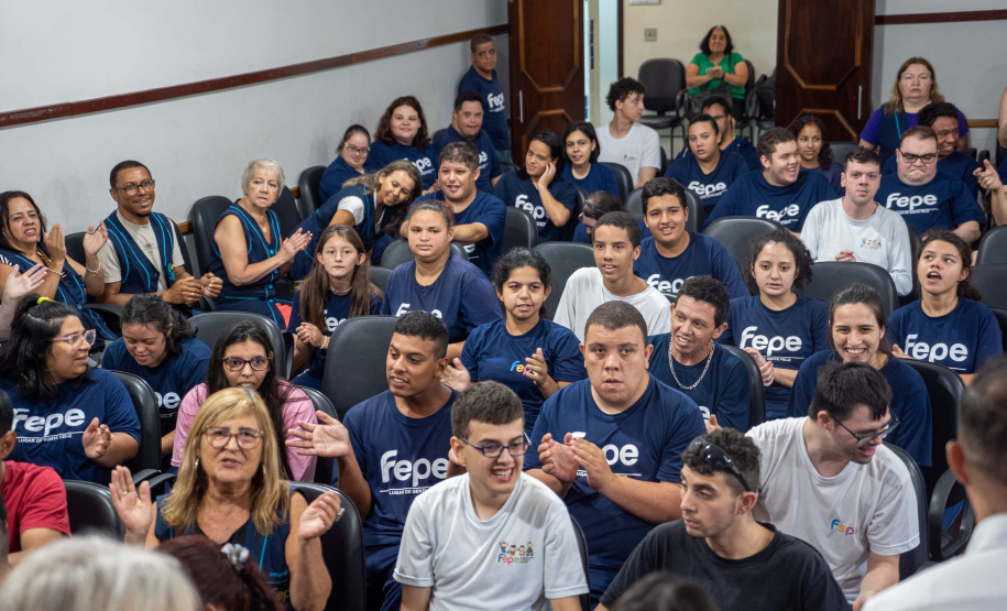 ntrega de kits escolares para APAE's