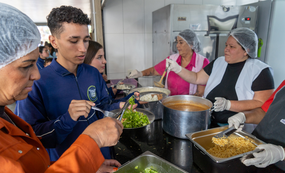 Procura por colégios cívico-militares cresce e fila chega a 20 mil estudantes no Paraná