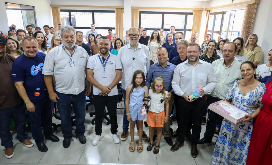 Menina conhece impressora 3D da Carreta da Inovação e recebe prótese de mão desenvolvida pelo Estado