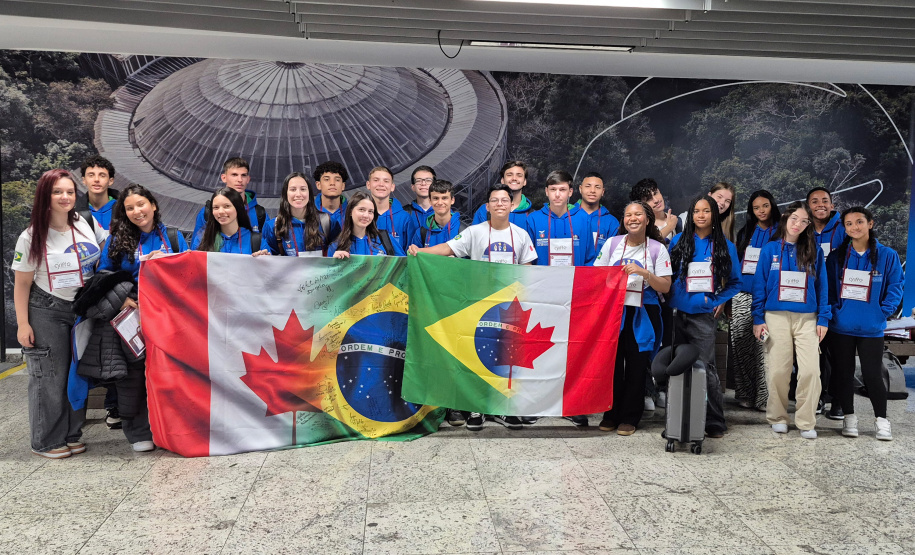 Último grupo de estudantes do Ganhando o Mundo embarcou para o Canadá neste domingo (08)