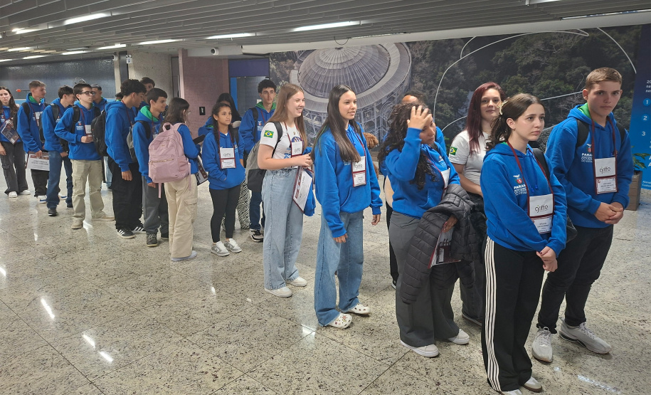 Último grupo de estudantes do Ganhando o Mundo embarcou para o Canadá neste domingo (08)
