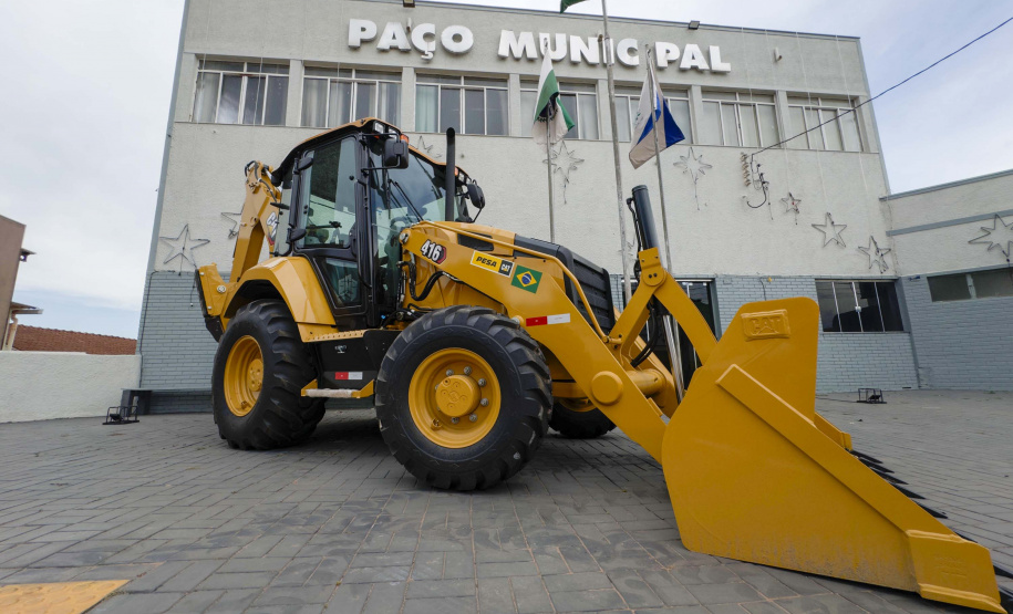 Estado entrega sete máquinas agrícolas por dia para municípios paranaenses