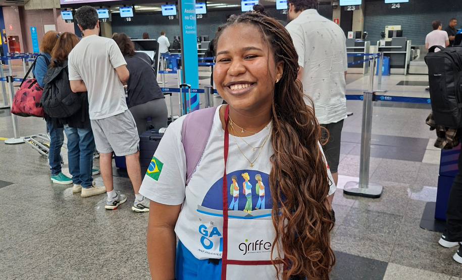 Último grupo de estudantes do Ganhando o Mundo embarcou para o Canadá neste domingo (08)