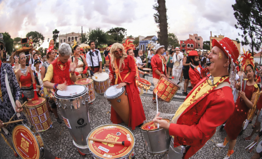 Folia antes da data: Curitiba atrai turistas em um dos maiores pré-carnavais do país