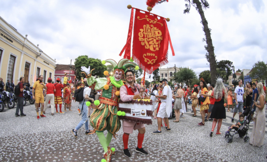 Folia antes da data: Curitiba atrai turistas em um dos maiores pré-carnavais do país
