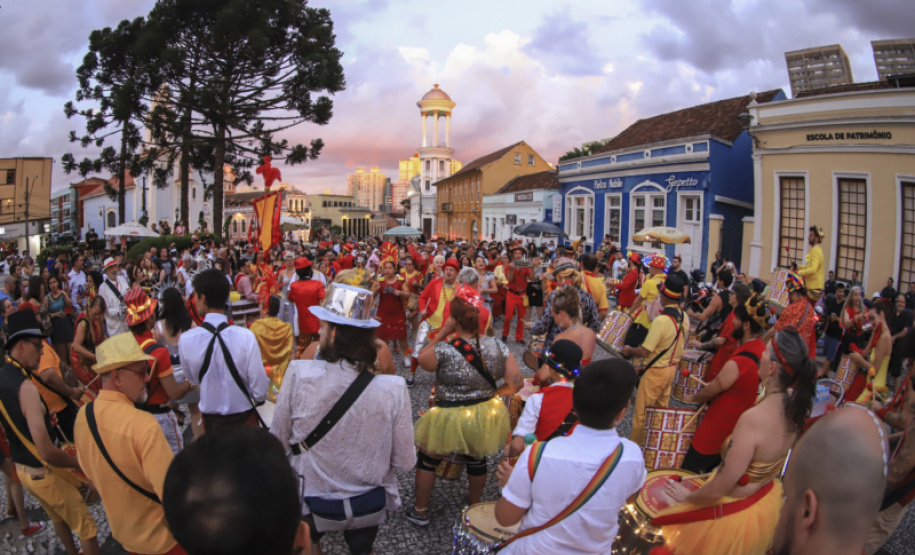 Folia antes da data: Curitiba atrai turistas em um dos maiores pré-carnavais do país