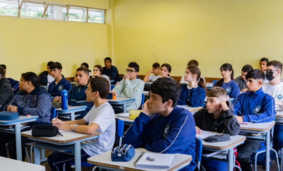 Procura por colégios cívico-militares cresce e fila chega a 20 mil estudantes no Paraná