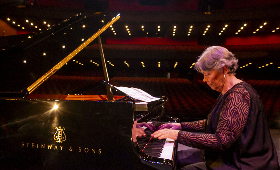 Novo piano marca aporte histórico no Teatro Guaíra e inaugura temporada da OSP