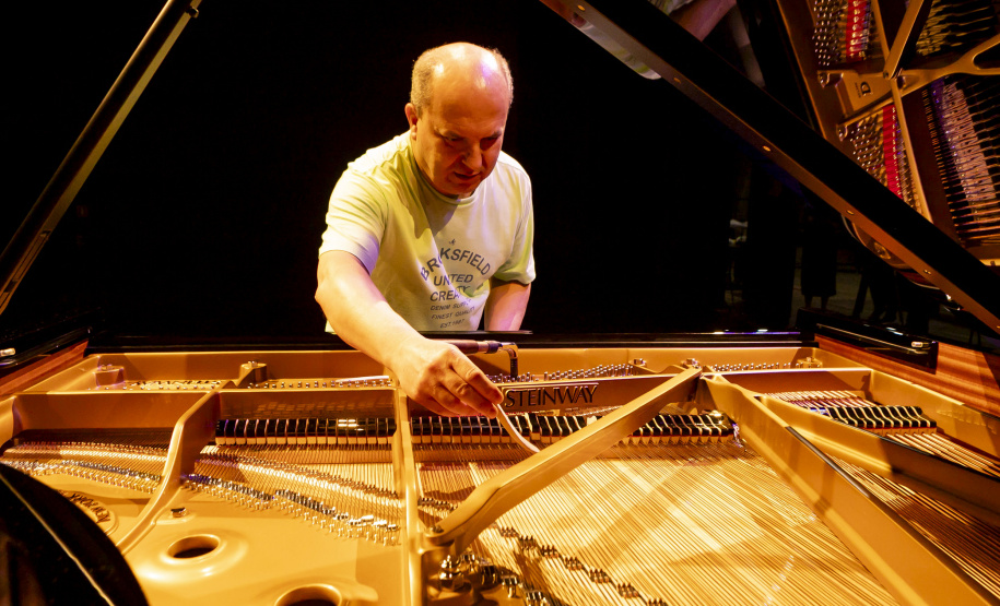 Novo piano marca aporte histórico no Teatro Guaíra e inaugura temporada da OSP