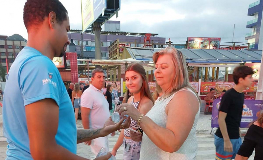 Sanepar já distribuiu 175 mil copos de água durante shows no Litoral