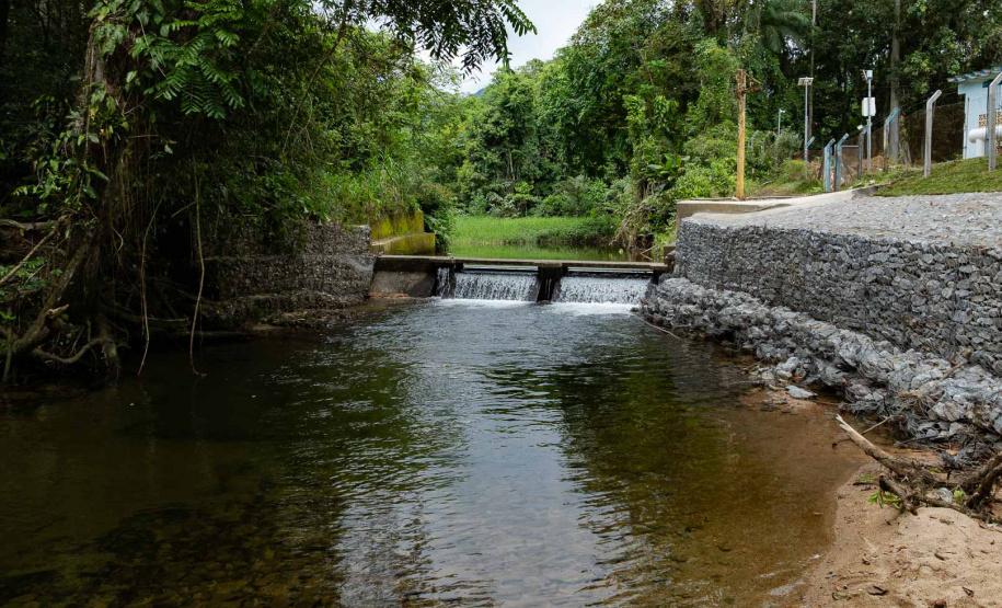 O Rio Cambará, em Matinhos, fornece água para ser tratada na estação, que ganhou um novo sistema de tratamento.