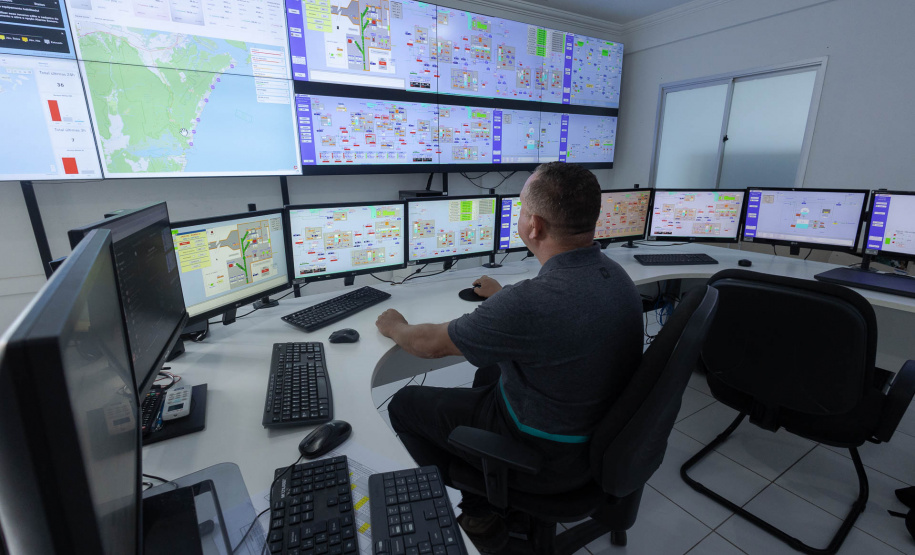 No Centro de Controle e Operações da Sanepar em Matinhos é feito o controle em tempo real da rede de água no litoral, com 130 sensores inteligentes.