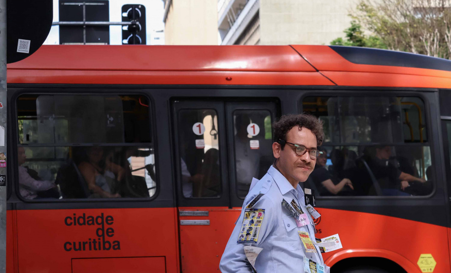 SEEC: Abertura da exposição “Vitrine Panfletária”, do artista Elilson, propõe novo olhar sobre os arquivos urbanos