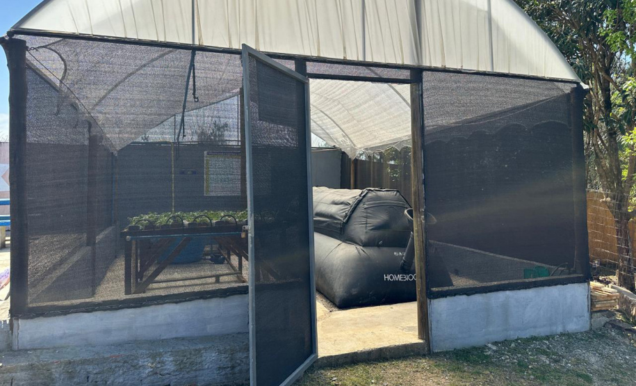 Biodigestor transforma resíduos em energia e aprendizado em colégio público da Região Metropolitana de Curitiba