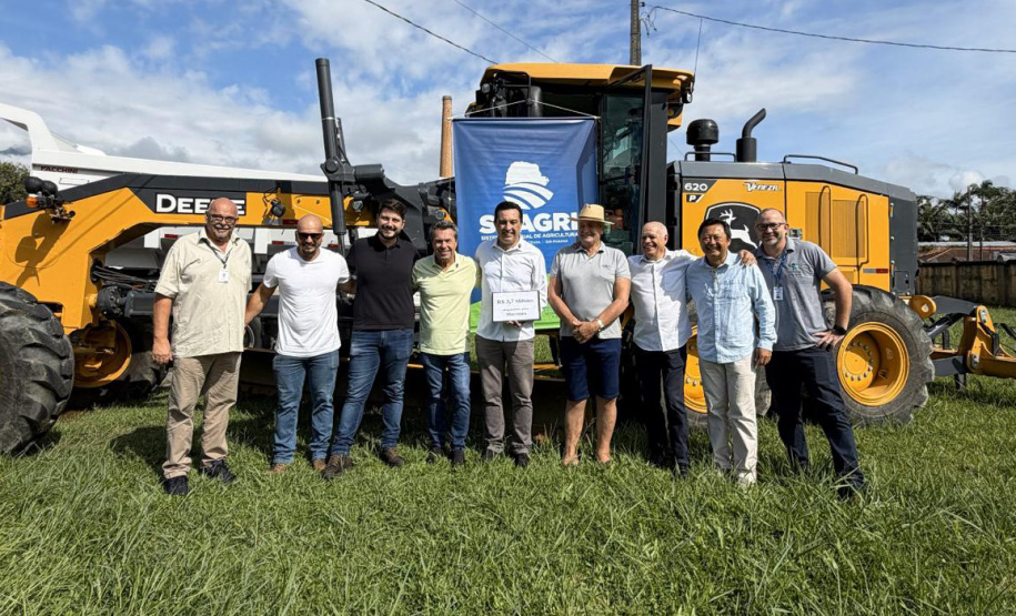 Estado entrega sete máquinas agrícolas por dia para municípios paranaenses