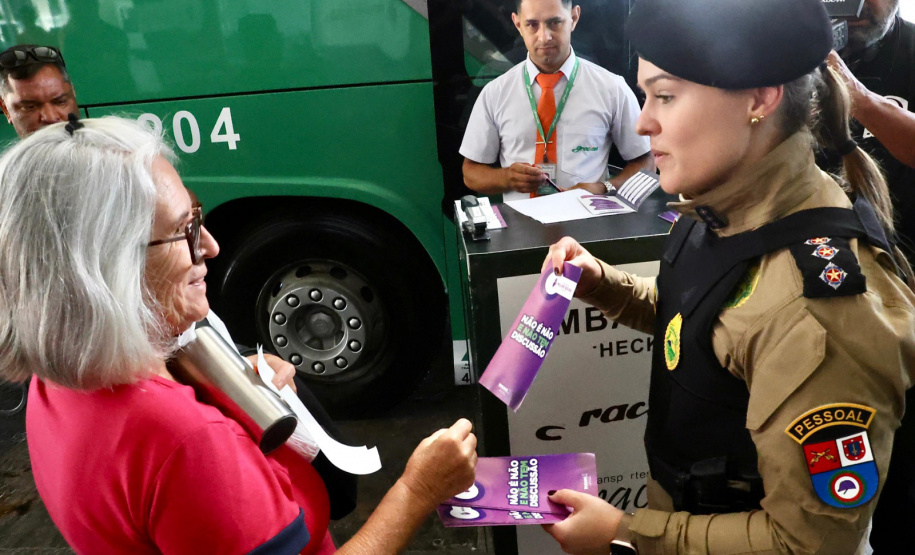 Programa Mulher Segura realiza ação na rodoferroviária de Curitiba