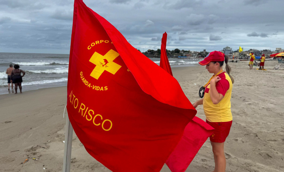 Bombeiros alertam banhistas para atenção às bandeiras de sinalização das áreas seguras para banho no litoral