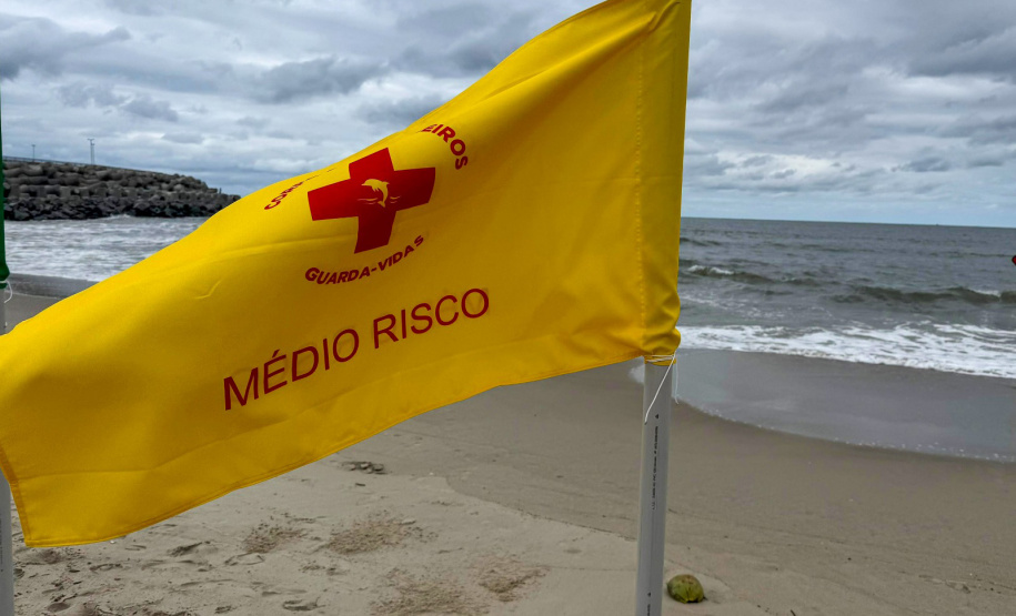 Bombeiros alertam banhistas para atenção às bandeiras de sinalização das áreas seguras para banho no litoral