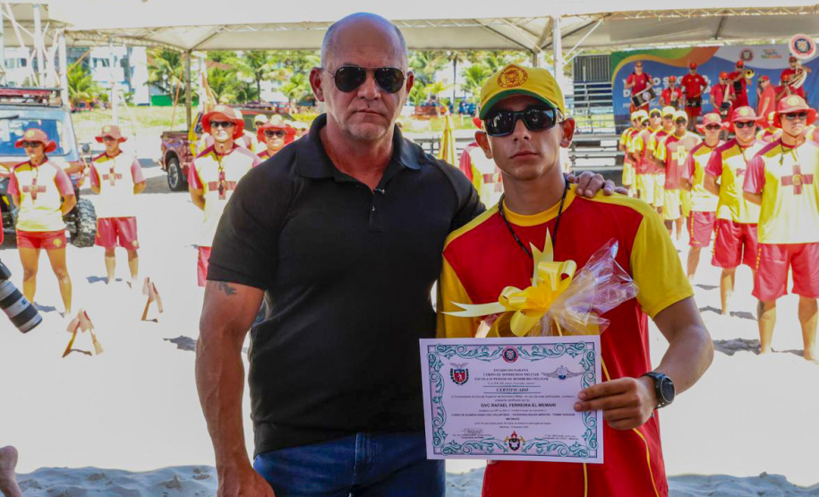 Corpo de Bombeiros forma 93 novos guarda-vidas militares e civis para reforçar segurança aquática no Estado