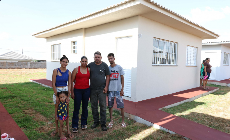 Entrega de casas e estradas rurais Terra Rica