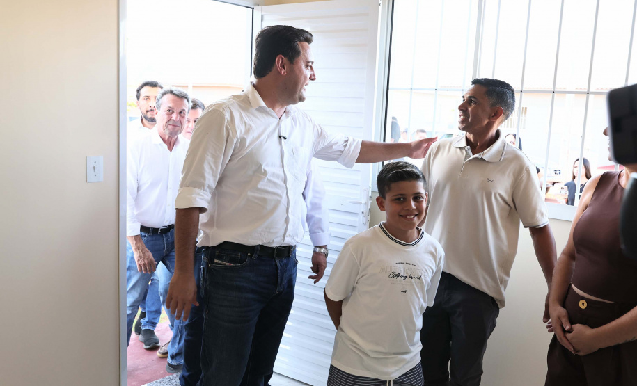 Entrega de casas e estradas rurais Terra Rica