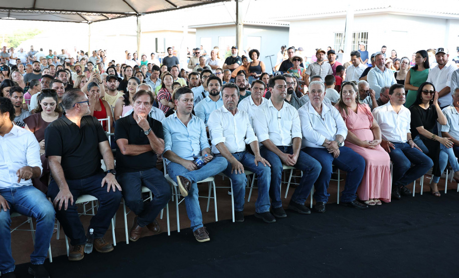 Entrega de casas e estradas rurais Terra Rica