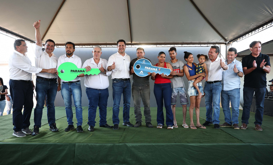 Entrega de casas e estradas rurais Terra Rica