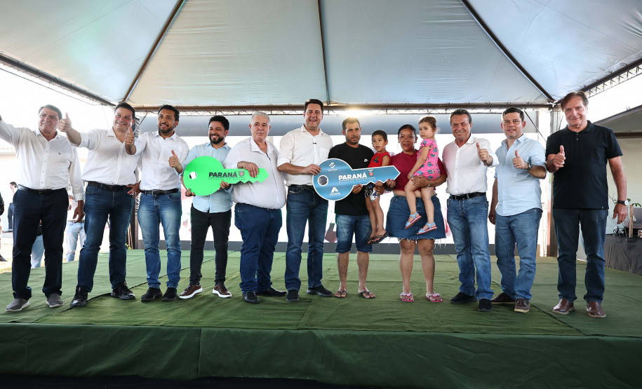 Entrega de casas e estradas rurais Terra Rica