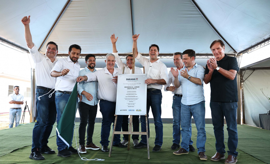 Entrega de casas e estradas rurais Terra Rica