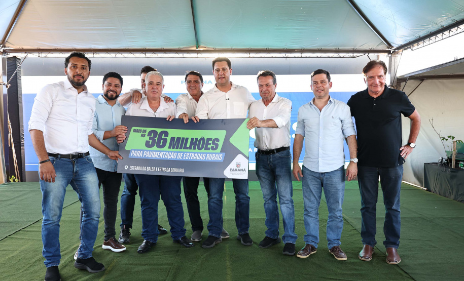 Entrega de casas e estradas rurais Terra Rica