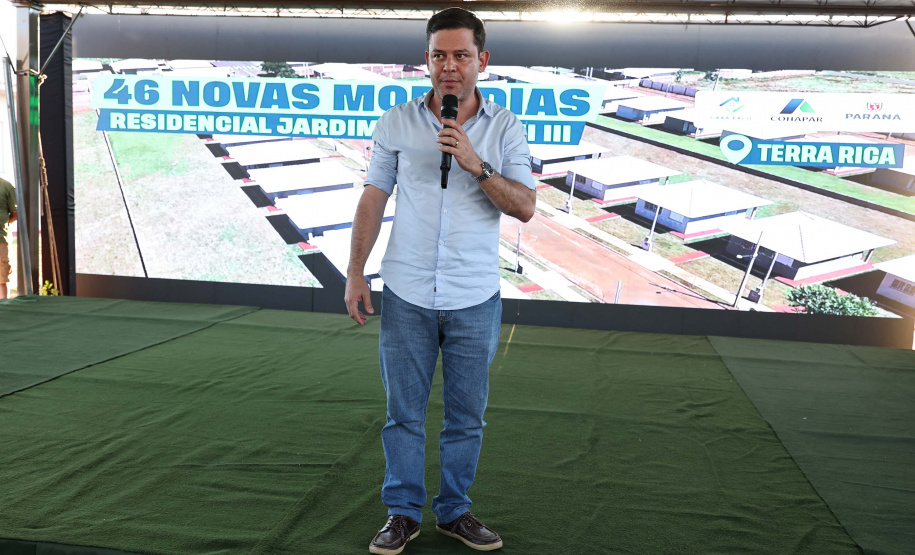 Entrega de casas e estradas rurais Terra Rica