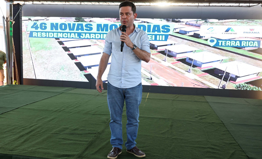 Entrega de casas e estradas rurais Terra Rica