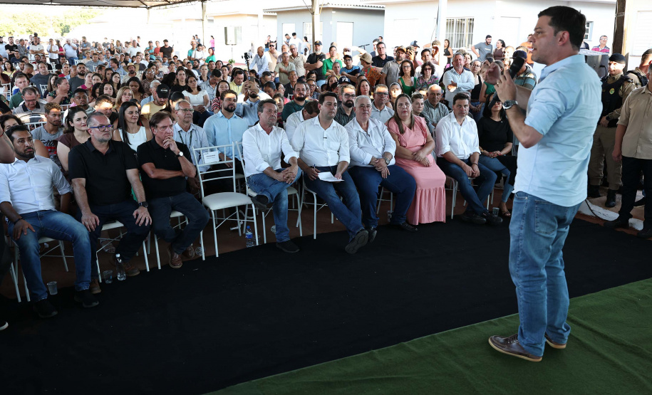 Entrega de casas e estradas rurais Terra Rica