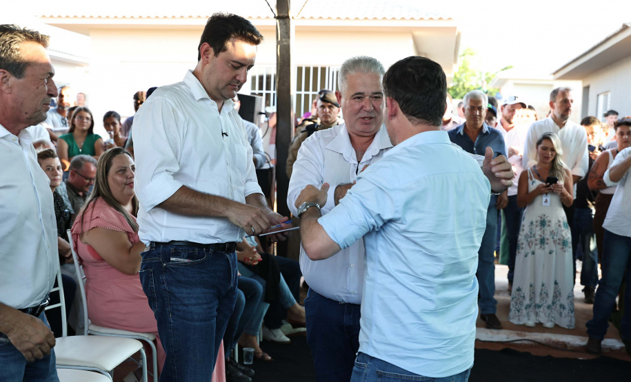 Entrega de casas e estradas rurais Terra Rica