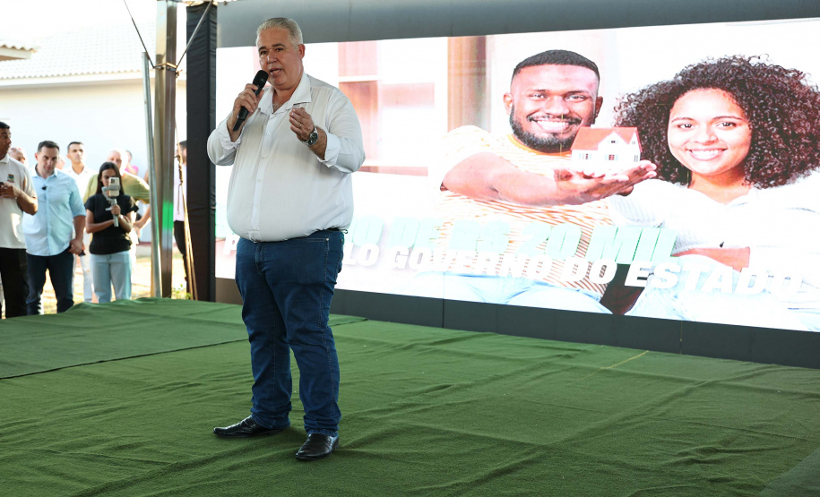 Entrega de casas e estradas rurais Terra Rica