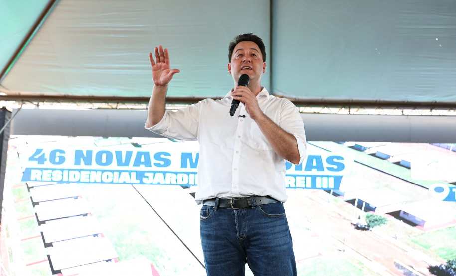 Entrega de casas e estradas rurais Terra Rica