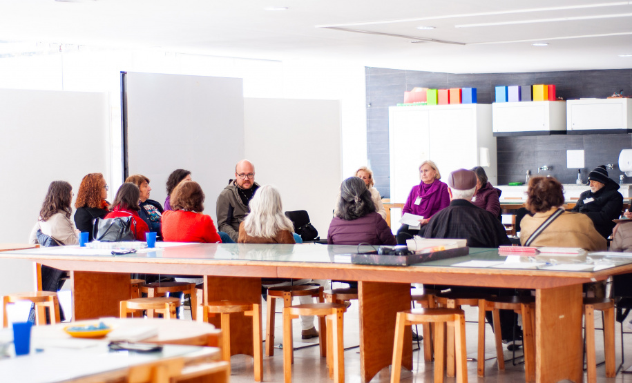 MON promove atividade para público com mais de 60 anos, inspirada na obra do artista Alberto Massuda