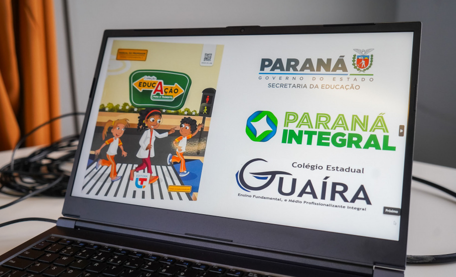 SEED - Escolas integrais recebem material de educação para o trânsito