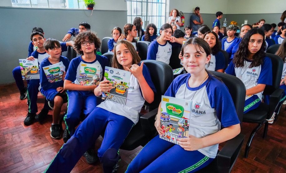 SEED - Escolas integrais recebem material de educação para o trânsito
